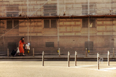 Finally someone in original form in sea of impersonality Photographie intitulée "Finally someone in…" par Alen Gurovic, Œuvre d'art originale, Photographie numérique