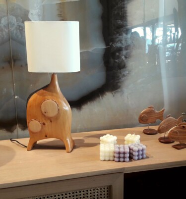 Γλυπτική με τίτλο "Cedar sculpted lamp" από Pascal Denis Sculpture, Αυθεντικά έργα τέχνης, Ξύλο