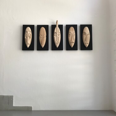 雕塑 标题为“Masken 1 bis 5, See…” 由Sheraya_berlin, 原创艺术品, 木 安装在木板上