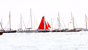 "Cocosio II" cotre aurique a voiles rouge, Semaine du Golfe Photographie intitulée ""Cocosio II" cotre…" par Pierre-Yves Rospabé, Œuvre d'art originale, Photographie numérique