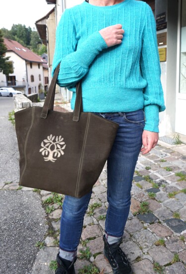 Sac grand format nubuck souple vert sombre orné d'un chêne Design intitulée "Sac grand format nu…" par Marieke Creation, Œuvre d'art originale, Accessoires