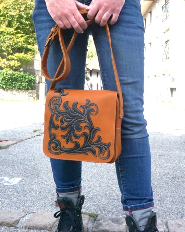 Design intitulée "Sac bandoulière ara…" par Marieke Creation, Œuvre d'art originale, Accessoires