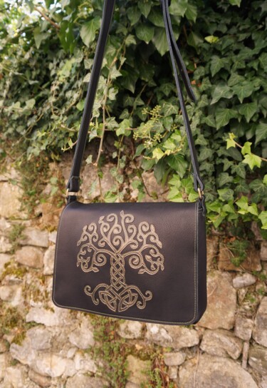 Sac bandoulière en cuir souple noir avec arbre de vie Design intitulée "Sac bandoulière en…" par Marieke Creation, Œuvre d'art originale, Accessoires