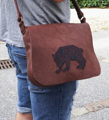 Sac bandoulière en cuir souple avec ours celtique Design titled "Sac bandoulière en…" by Marieke Creation, Original Artwork, Accessories