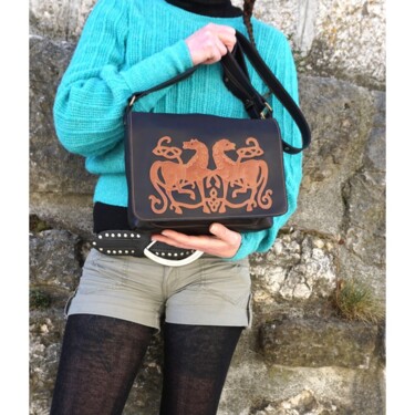 Sac bandoulière en cuir souple avec chevaux celtique Design getiteld "Sac bandoulière en…" door Marieke Creation, Origineel Kunstwerk, Accessoires
