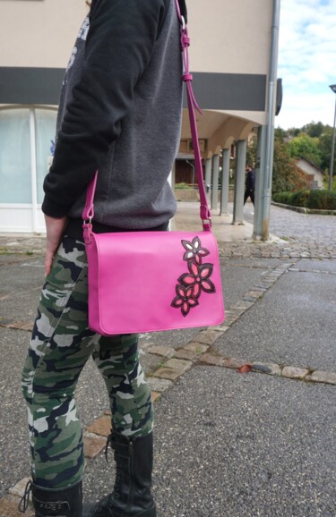 Sac bandoulière en cuir souple rose orné de fleurs Design intitulée "Sac bandoulière en…" par Marieke Creation, Œuvre d'art originale, Accessoires