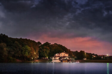Small Hotel on the lake Fotografie getiteld "Small Hotel on the…" door Dejan Travica, Origineel Kunstwerk, Digitale fotografie