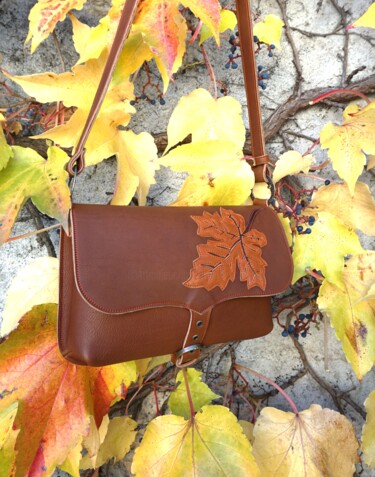 Sac bandoulière en cuir souple marron avec motif feuille Design titled "Sac bandoulière en…" by Marieke Creation, Original Artwork, Accessories