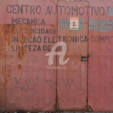 Fotografia intitolato "Garage door to what…" da Evargas, Opera d'arte originale, Fotografia digitale