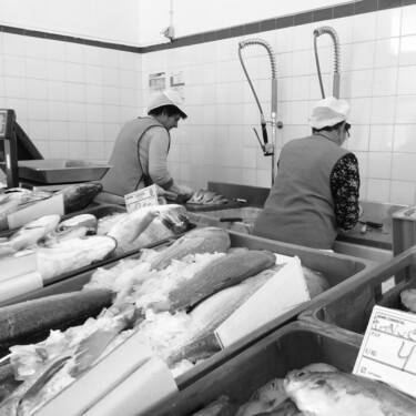摄影 标题为“cleaning  fish” 由Fatima Fernandes, 原创艺术品, 数码摄影