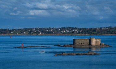 Carantec, bateau de pêche, château du taureau. Photographie intitulée "Carantec, bateau de…" par Thierry Martin, Œuvre d'art originale, Photographie numérique