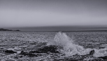 Fotografie mit dem Titel "VAGUE SUR ROCHER N&B" von Rémy Vallée, Original-Kunstwerk, Digitale Fotografie