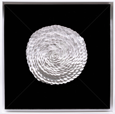 Pittura intitolato "White flower on a b…" da Svetlana Saratova, Opera d'arte originale, Argilla