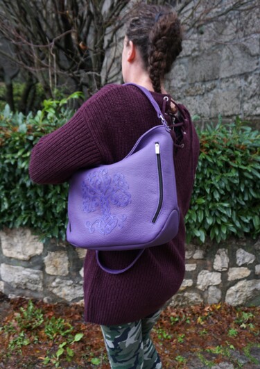 Sac grand format avec arbre de vie en cuir souple mauve Design intitulée "Sac grand format av…" par Marieke Creation, Œuvre d'art originale, Accessoires