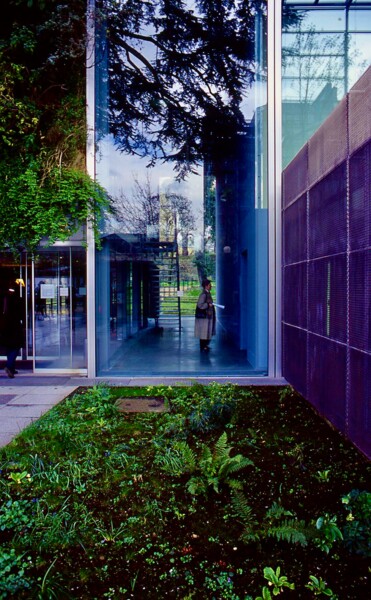 Photographie intitulée "Promenade au musée…" par Ida Arundo, Œuvre d'art originale, Photographie argentique