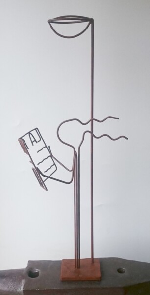 Escultura titulada ""LEYENDO EL PERIÓDI…" por Juan Carlos Sánchez De La Nieta, Obra de arte original, Metales