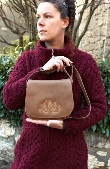 Sac bandoulière petit format en cuir souple avec lotus doré Design titled "Sac bandoulière pet…" by Marieke Creation, Original Artwork, Accessories
