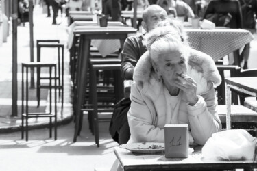 Un instant, une dame, une cigarette Photographie intitulée "Un instant, une dam…" par Catherine Toiron, Œuvre d'art originale, Photographie non manipulée