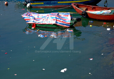 HK41-Boat on Dirty Water Photographie intitulée "HK41-Boat on Dirty…" par Clement Tsang, Œuvre d'art originale, Photographie numérique