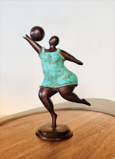 「Femme au ballon」というタイトルの彫刻 Pierre Gimenezによって, オリジナルのアートワーク, ブロンズ