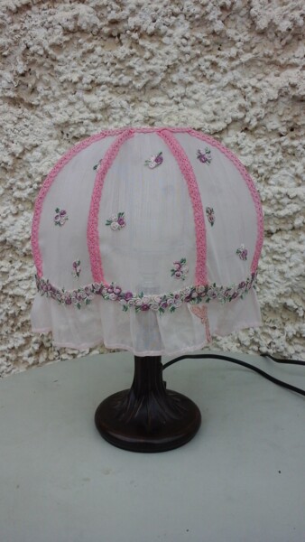 Design intitulée "Barbie Style" par Hélène Guinand, Œuvre d'art originale, Luminaire