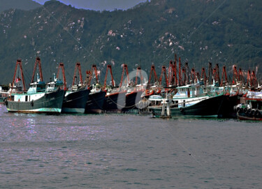 HK46-Large Fishing Boats Photographie intitulée "HK46-Large Fishing…" par Clement Tsang, Œuvre d'art originale, Photographie numérique