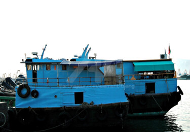 HK57-A single fishing boat Photographie intitulée "HK57-A single fishi…" par Clement Tsang, Œuvre d'art originale, Photographie numérique