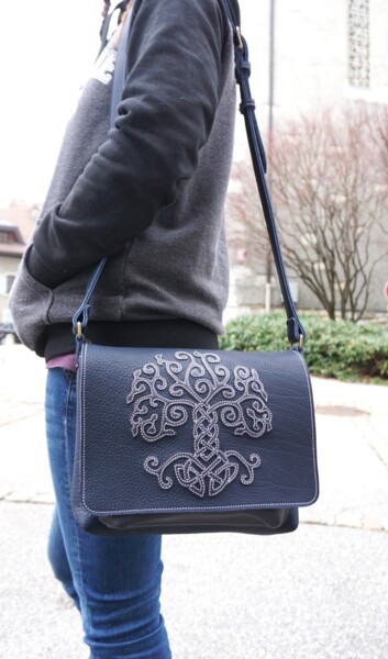 Sac bandoulière arbre de vie en cuir bleu nuit pièce unique Design intitulée "Sac bandoulière arb…" par Marieke Creation, Œuvre d'art originale, Accessoires