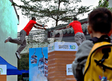 Photographie intitulée "HK03-Street Perform…" par Clement Tsang, Œuvre d'art originale, Photographie numérique