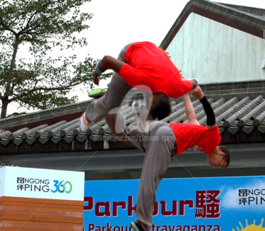 Photographie intitulée "HK04-Street Perform…" par Clement Tsang, Œuvre d'art originale, Photographie numérique