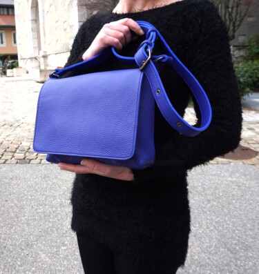 Sac bandoulière en cuir bleu lumineux pièce unique Design getiteld "Sac bandoulière en…" door Marieke Creation, Origineel Kunstwerk, Accessoires