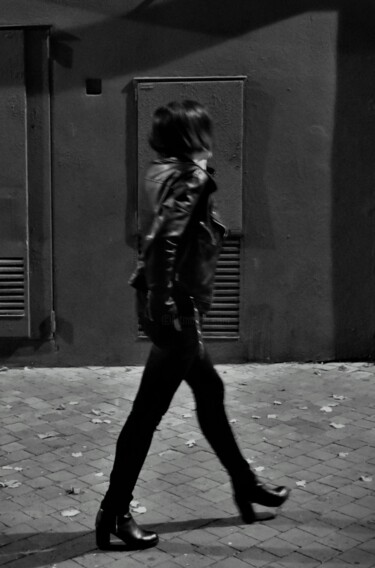 Photography titled "promenade - Cours J…" by Bernard Levy, Original Artwork, Digital Photography