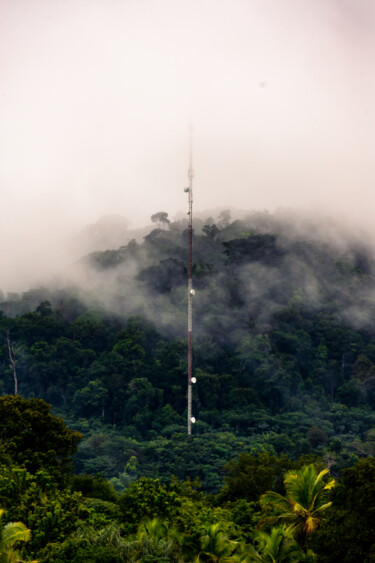 Photographie intitulée "Une antenne qui sor…" par Jules Queguiner, Œuvre d'art originale, Photographie numérique
