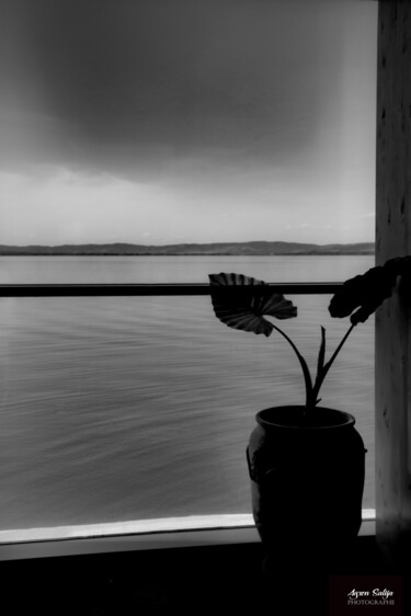 Photographie intitulée "fenêtre sur l'eau" par Agron Salija, Œuvre d'art originale, Photographie numérique