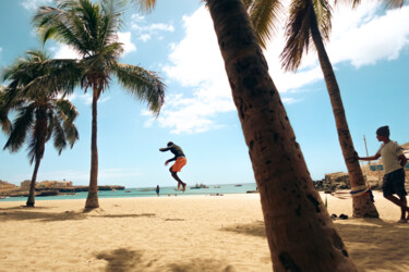 摄影 标题为“Slackline à la Plage” 由Flora Gasnier, 原创艺术品, 数码摄影