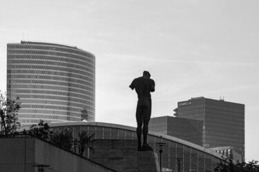 Photographie intitulée "Statue Faubourg de…" par Aurélien Comte, Œuvre d'art originale, Photographie numérique
