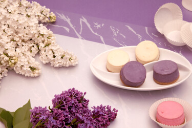The sweet scent of lilacs, the sweet flavor of cheesecake... Fotografia intitolato "The sweet scent of…" da Tatiana Bakumenko & Nikita Kozhemiakin, Opera d'arte originale, Fotografia no…