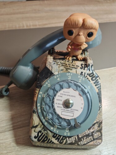 Design titled "ET. Téléphone maison" by Handfabdream, Original Artwork, Accessories