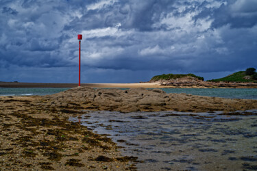 Carantec, marée basse, l'île Callot, balise rouge. 摄影 标题为“Carantec, marée bas…” 由Thierry Martin, 原创艺术品, 数码摄影