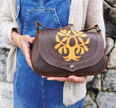 Sac bandoulière de petit format en cuir marron avec chêne Design intitulée "Sac bandoulière de…" par Marieke Creation, Œuvre d'art originale, Accessoires