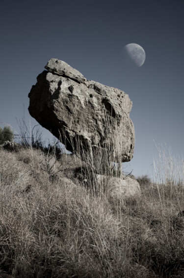 Photographie intitulée "Lunar Balance" par Jade Holing, Œuvre d'art originale, Photographie numérique