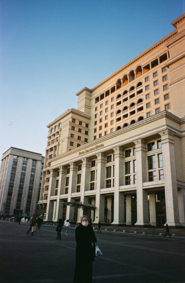 Four seasons hotel in Moscow Fotografía titulada "Four seasons hotel…" por Julie Kozhushko, Obra de arte original, Fotografía analógica