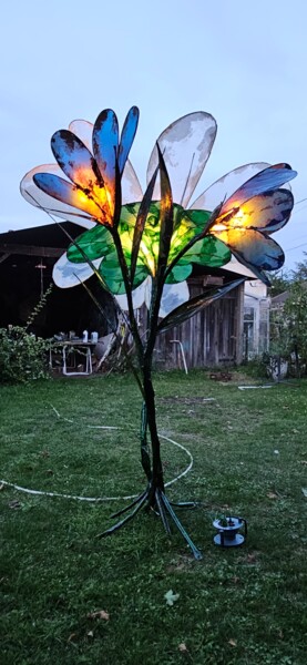 Scultura intitolato "Je l'aime un peu, .…" da Emthier Rodely, Opera d'arte originale, Legno