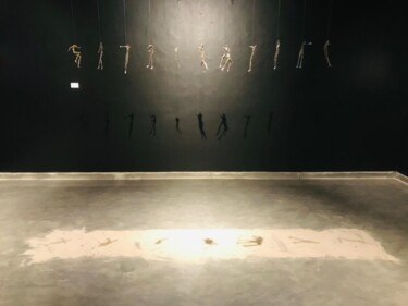 Escultura titulada "LOS OTROS-HUELLAS S…" por Edison Casamín Socasi, Obra de arte original, Metales