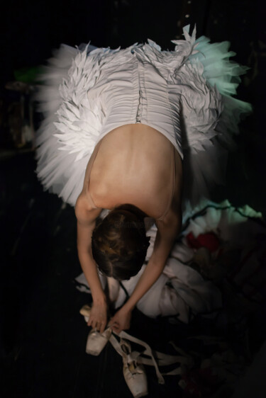 A ballerina is preparing for a performance backstage. Фотография под названием "A ballerina is prep…" - Dmitrii Kiselev, Подлинное произведение искусства, Цифровая фотография