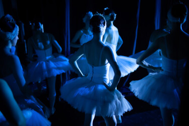 Ballerinas behind the scenes. Фотография под названием "Ballerinas behind t…" - Dmitrii Kiselev, Подлинное произведение искусства, Цифровая фотография