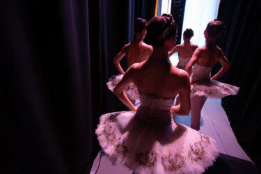 Girls ballerinas are backstage waiting to go on stage. Fotografia intitolato "Girls ballerinas ar…" da Dmitrii Kiselev, Opera d'arte originale, Fotografia digitale