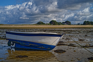 Carantec, bateau sur l'estran de l'île Callot. Fotografia intitolato "Carantec, bateau su…" da Thierry Martin, Opera d'arte originale, Fotografia digitale