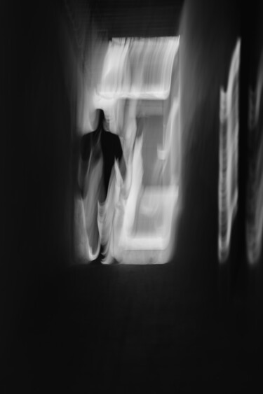 Walking in the Shadow. 摄影 标题为“Walking in the Shad…” 由Rosa Frei, 原创艺术品, 数码摄影