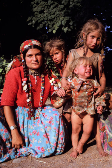 FEMME ET ENFANTS ROMS A Photographie intitulée "FEMME ET ENFANTS RO…" par Atelier 4713, Œuvre d'art originale, Photographie argentique